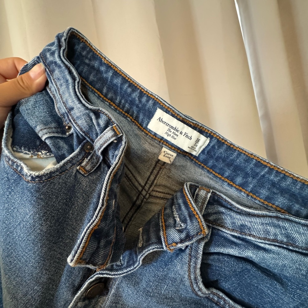 Abercrombie & Fitch Mom High Rise Jeans